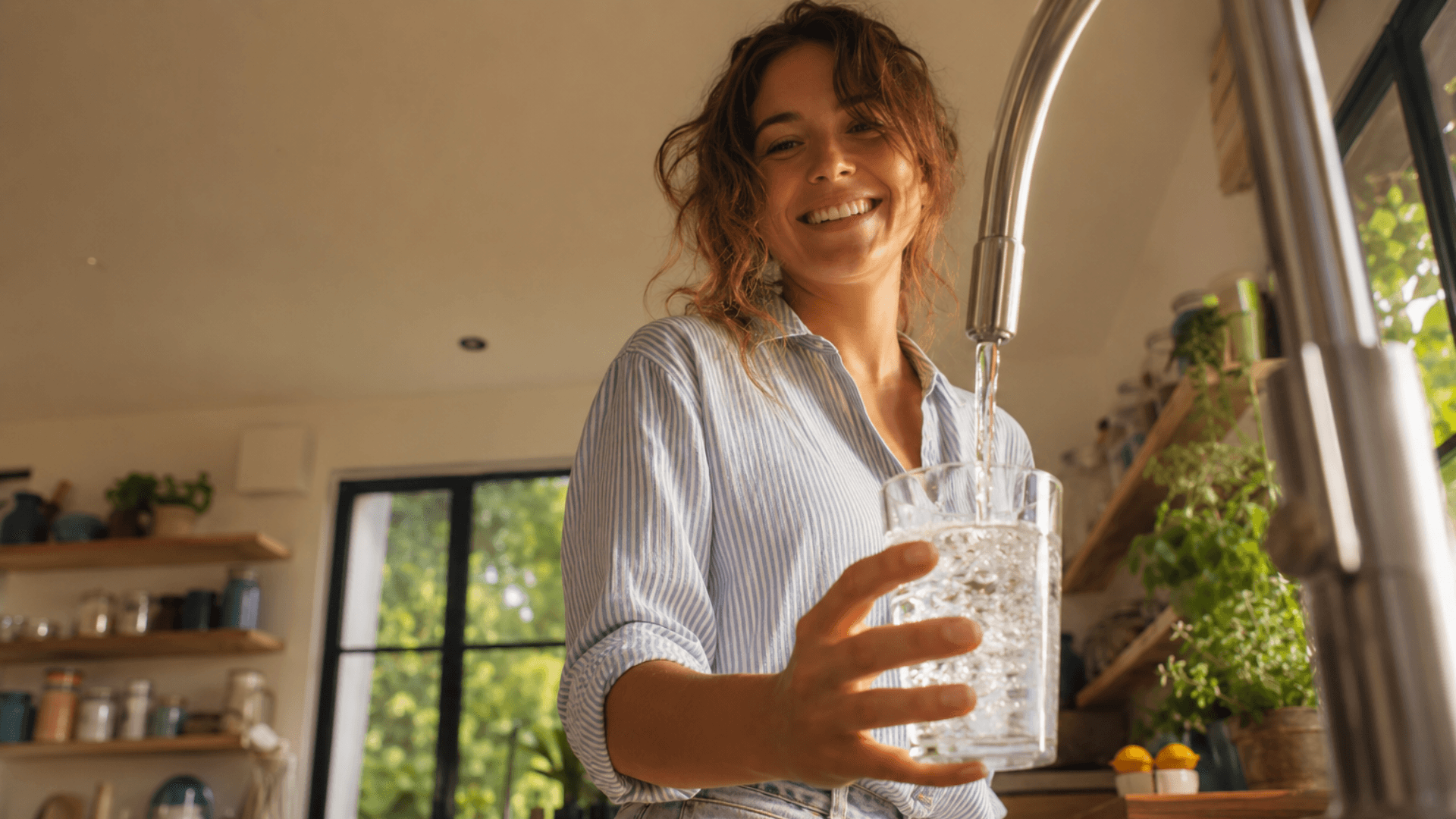 Femme savourant un verre d'eau Filtrabio — shooting Filtrabio