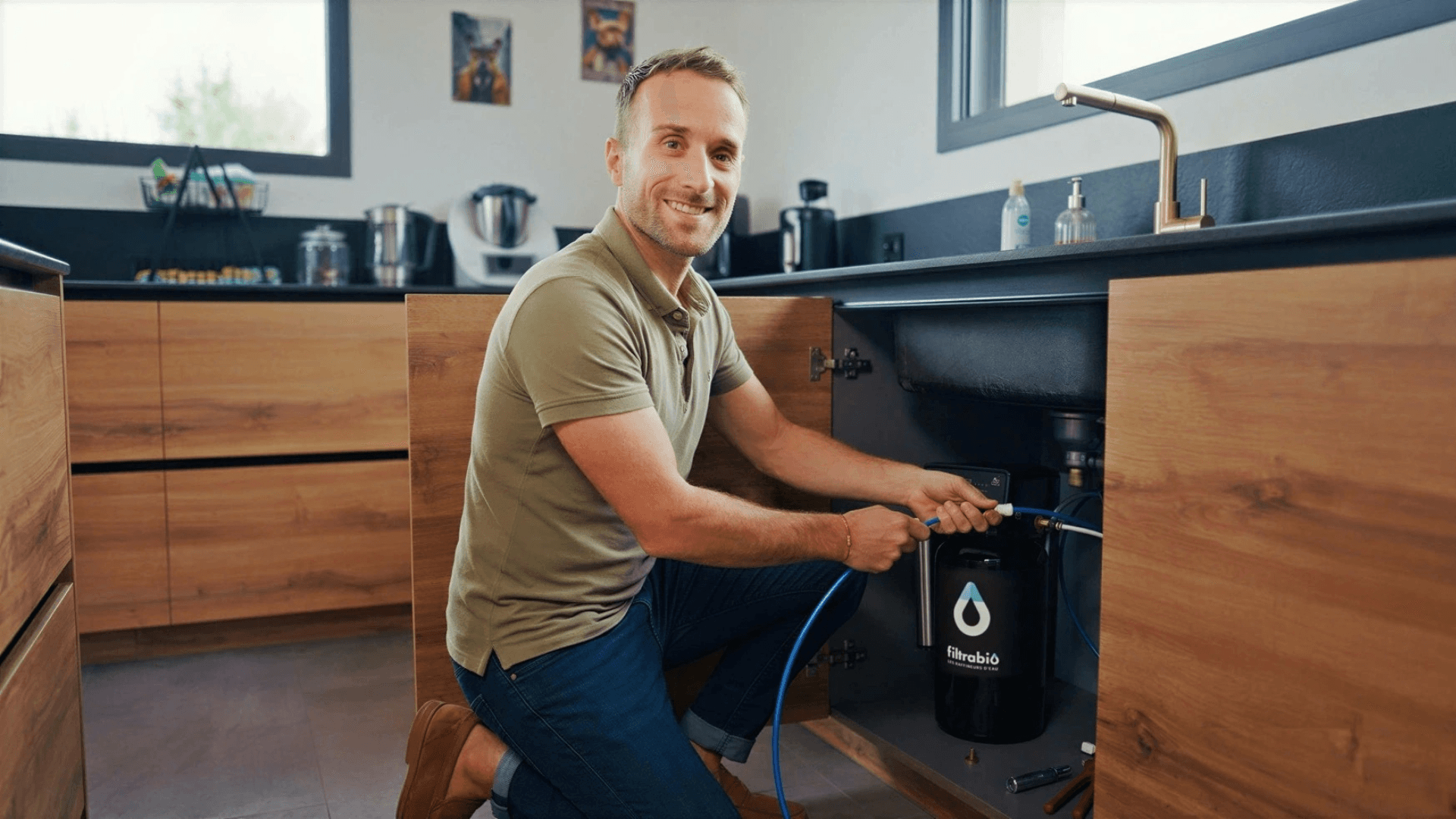 Purificateur Filtrabio 100 installé sous l'évier d'une cuisine