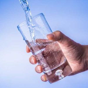 filling-up-the-glass-with-water-hand-holding-glas-opt